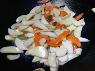 11、胡萝卜炒杏鲍菇,大约1分钟,杏鲍菇会炒出水。