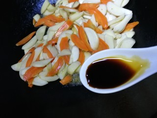 12、胡萝卜炒杏鲍菇,加生抽提鲜,文火炒匀。
