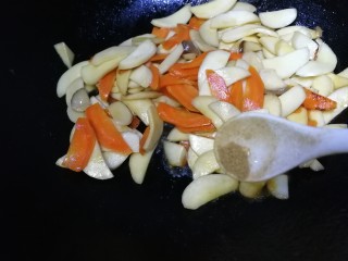 13、胡萝卜炒杏鲍菇,加适量五香粉增香。