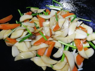 14、胡萝卜炒杏鲍菇,撒上蒜苗,炒匀即可。