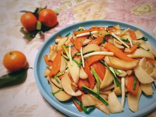 15、胡萝卜炒杏鲍菇,鲜嫩可口的快手家常小炒。