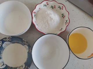 1、牛奶棒,准备食材备用