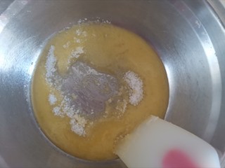 2、牛奶棒,融化好的黄油中加入白砂糖
