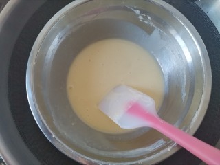 5、牛奶棒,隔热水搅拌均匀至融化