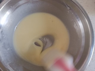 6、牛奶棒,搅拌均匀至顺滑状态