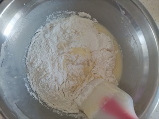 7、牛奶棒,分次加入低筋面粉