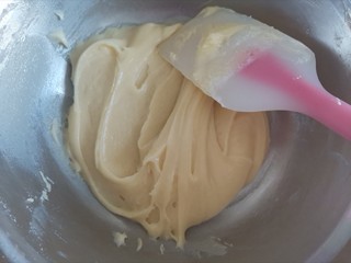 8、牛奶棒,翻拌至无干粉颗粒