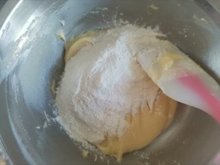 9、牛奶棒,再次加入剩余的低筋面粉