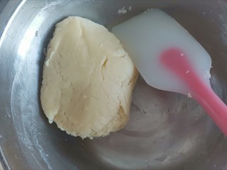 10、牛奶棒,翻拌均匀成面团