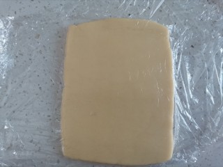 11、牛奶棒,上下盖上保鲜膜，擀成5豪米，整理成长方形，放入冰箱冷藏30分钟