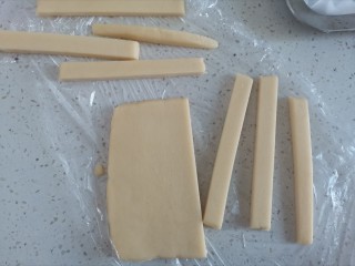 12、牛奶棒,冷藏后，面团变硬，切成长条
