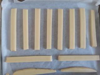 13、牛奶棒,依次放入烤盘