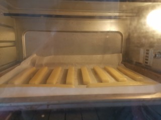 14、牛奶棒,送入预热好的烤箱，上下火160度烤25分钟