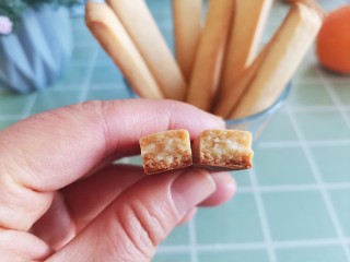 16、牛奶棒,奶香牛奶棒就做好了，非常酥脆，奶香味浓郁