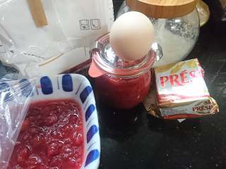 1、草莓小饼干,准备好基本食材