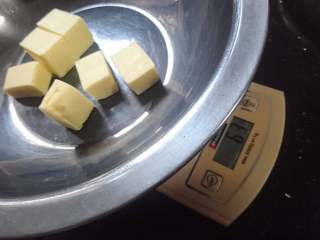 2、草莓小饼干,黄油室温软化60g切小块