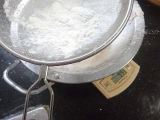 4、草莓小饼干,筛入低筋面粉