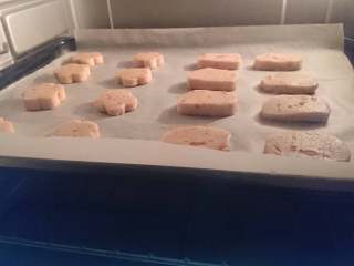 9、草莓小饼干,中层上火180°，下火170°烤制10分钟，然后上下火改150°再烤15分钟。