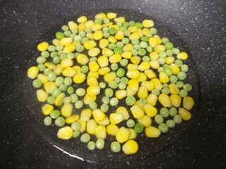 1、鸡蛋玉米饼,玉米粒和豌豆焯水，捞出控一下水分备用。