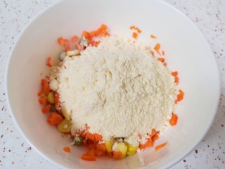 4、鸡蛋玉米饼,加入玉米饺子粉搅拌均匀。