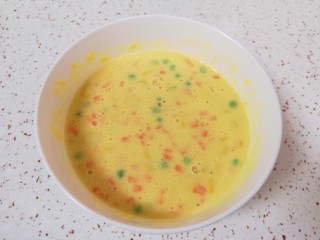 6、鸡蛋玉米饼,加入纯净水和盐搅拌均匀，静置几分钟。