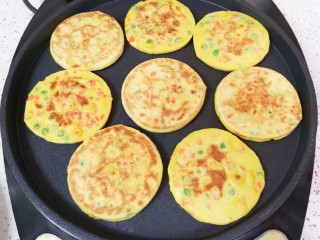 9、鸡蛋玉米饼,玉米鸡蛋饼煎至两面金黄就熟了，这些食材一共做了8个鸡蛋饼。