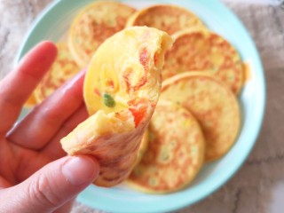 12、鸡蛋玉米饼,咬一口，软香好吃，口感特别好。