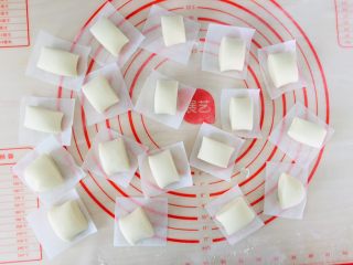 11、奶香小馒头,垫上油纸。