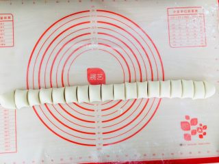 10、奶香小馒头,切小段。