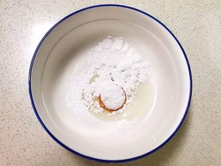 4、宝宝健康食谱  旺仔小馒头,把糖粉筛入鸡蛋液中