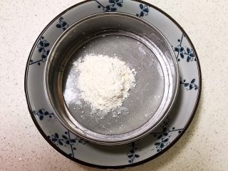 6、宝宝健康食谱  旺仔小馒头,另取一个盘子，把低筋粉过筛