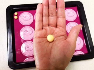 13、宝宝健康食谱  旺仔小馒头,取一个小面块，揉成光滑的小面球