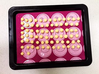 14、宝宝健康食谱  旺仔小馒头,烤盘铺上不粘硅胶垫，把团干的小面球放在里面，面球之间就有空隙