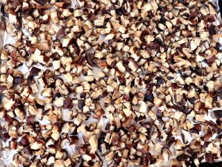 3、自制香菇粉,放在铺油垫或者锡纸的烤盘上