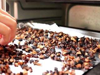 4、自制香菇粉,2h后取出，查看是否烘烤干，如没完全烘烤干，放进烤箱继续烘烤