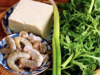 1、三鲜小豆腐,烟台人的美食,好多人没吃过,简单3步教会你!,首先把所有的食材备齐(茼蒿摘干净,豆腐备好,做三鲜小豆腐小编喜欢用北豆腐哈,感觉北豆腐比南豆腐做起来豆腐味更足哈,虾仁提前从冰柜拿出来解冻备用)小香葱去皮,大蒜去皮备用;