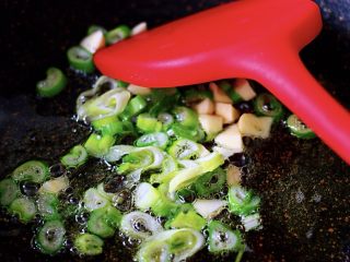 4、三鲜小豆腐,烟台人的美食,好多人没吃过,简单3步教会你!,热锅里加入花生油烧至6成热时,先用小火炸香花椒后,捞出花椒不用,再加入葱花和大蒜爆出香味