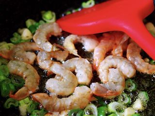 5、三鲜小豆腐,烟台人的美食,好多人没吃过,简单3步教会你!,这个时候把洗净的虾仁倒入锅中慢火煸炒;