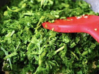 7、三鲜小豆腐,烟台人的美食,好多人没吃过,简单3步教会你!,看见搓碎的豆腐慢慢变成带点黄色的时候,加入切碎的茼蒿(记住茼蒿不要放的太早,茼蒿放的太早容易炒烂了)