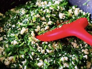 8、三鲜小豆腐,烟台人的美食,好多人没吃过,简单3步教会你!,把加入锅中的茼蒿,大火翻炒至断生变色的时候就可以了;