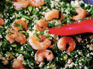 9、三鲜小豆腐,烟台人的美食,好多人没吃过,简单3步教会你!,待把茼蒿炒熟以后,倒入提前煸炒好的虾仁翻拌均匀就可以关火了,嘻嘻,是不是特别简单哟,虽然简单,味道却是杠杠滴;