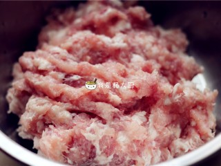 3、西芹猪肉饺子,剁成肉沫