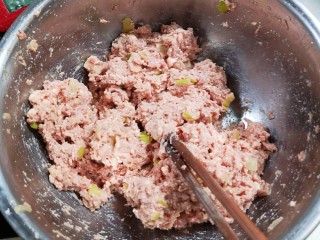 5、树袋鱼家第一代手打鲜牛丸,继续搅拌