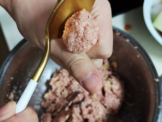 6、树袋鱼家第一代手打鲜牛丸,成型