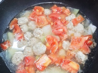 8、树袋鱼家第一代手打鲜牛丸,加冬瓜和西红柿煮汤