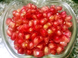 1、石榴旗袍秀早餐,新鲜的石榴去皮剥出石榴粒备用