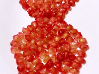 3、石榴旗袍秀早餐,将每粒石榴依次摆入里面看起来像旗袍吗