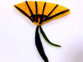 4、石榴旗袍秀早餐,橘皮剪出三角形再用黄瓜皮做装饰做出一个漂亮的扇子