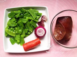 1、荷兰豆炒猪肝,准备材料如图。