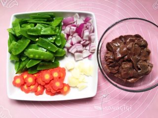 2、荷兰豆炒猪肝,将各种材料洗净切好如图。